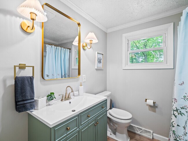 Building Photo - 5012 Hollyview Dr