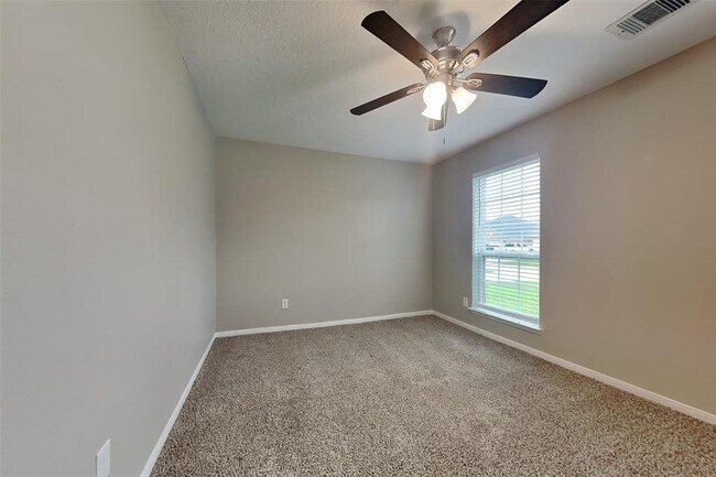 Building Photo - 9915 Tulip St