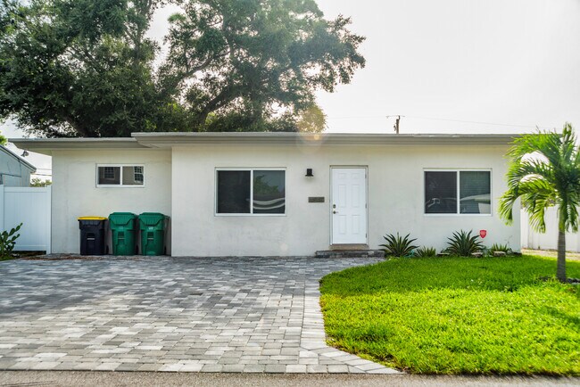 Building Photo - 4548 SW 24th Ave
