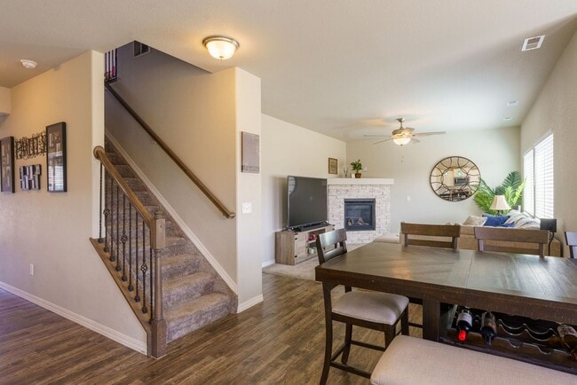 Building Photo - Like new in Ventana! 4 bedroom,3 bath, fen...
