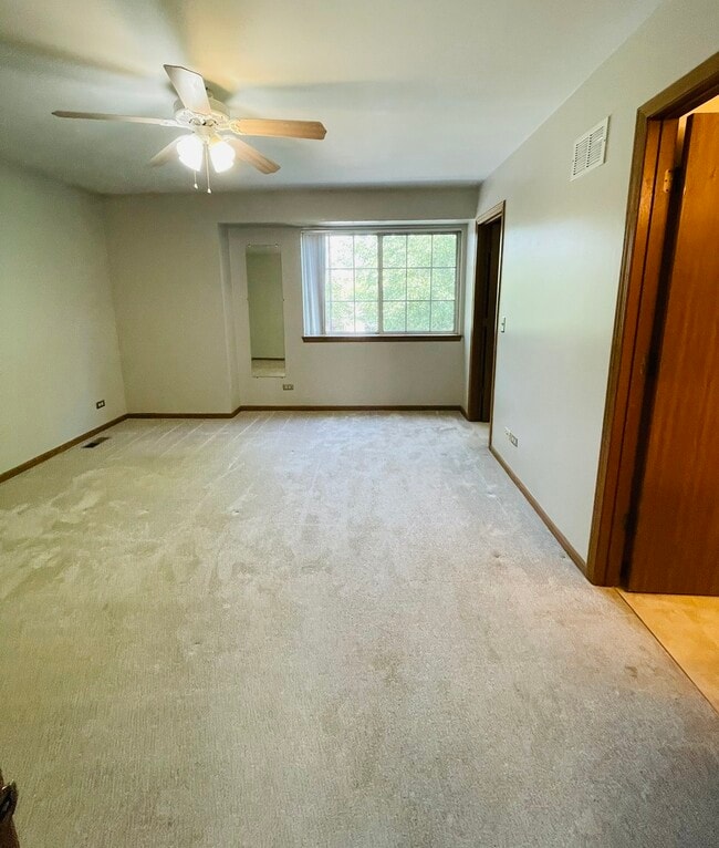 Building Photo - 8 Crabapple Ct