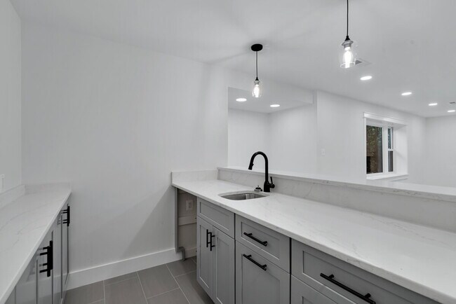 Building Photo - "Luxurious 6-Bed, 6-Bath Arlington Retreat...