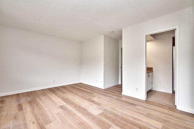 Building Photo - 28026 Ridgecove Ct N