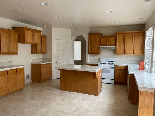 Building Photo - Beautiful 4-bedroom, 2.5-bathroom two-story home, move-in ready and perfect for comfortable living!