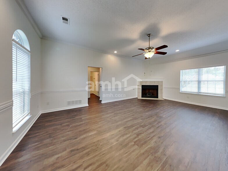 Building Photo - 8014 New Castle Cv