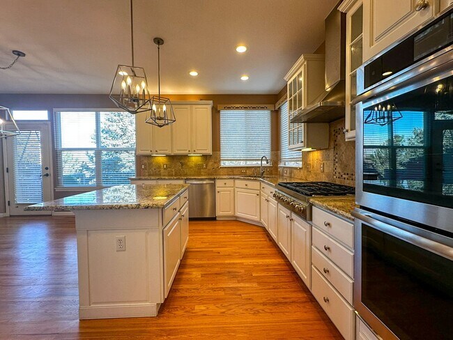 Building Photo - Luxurious Castle Pine living awaits!