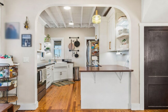 Building Photo - Furnished Country Home For Rent