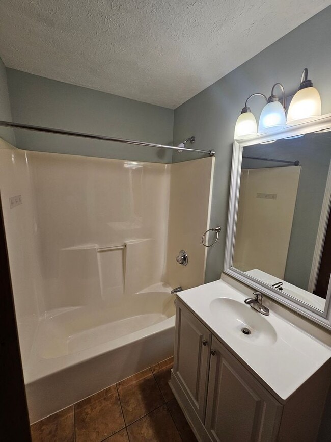 Building Photo - Charming 2Bed/2Ba Apartment w/Spacious Yar...