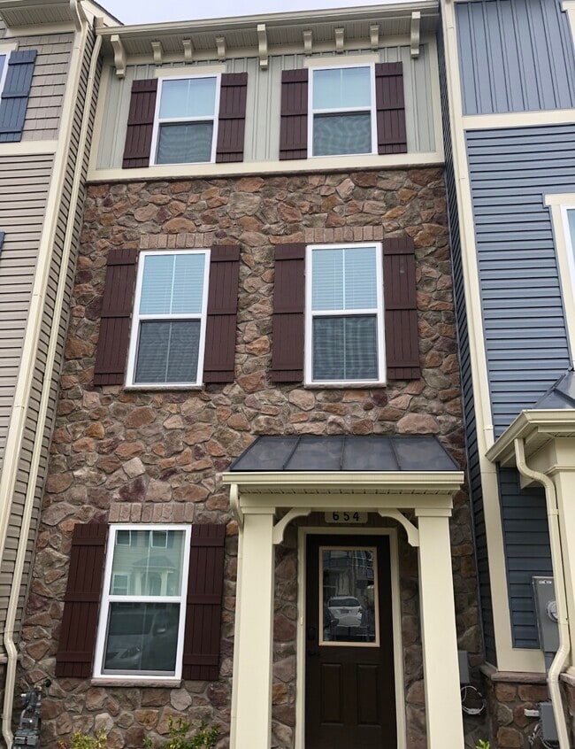 Building Photo - 654 Ravenwood Dr