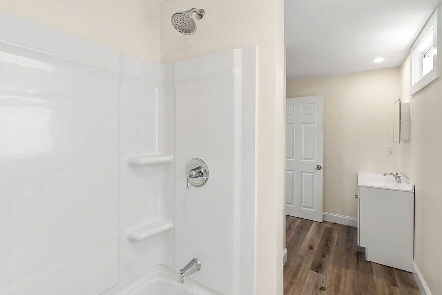 Building Photo - 79 Shaw St