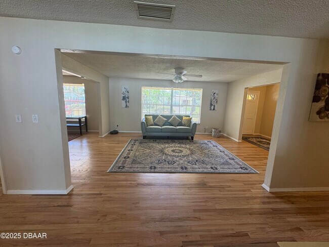 Building Photo - 730 Lindenwood Cir E