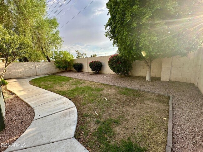 Building Photo - 240 S Laveen Dr
