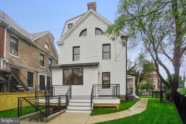 Building Photo - 3901 New Hampshire Ave NW