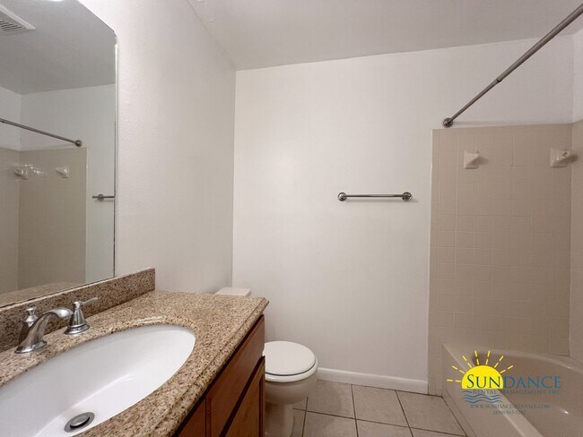 Building Photo - Inviting 2 Bedroom Duplex in Crestview!