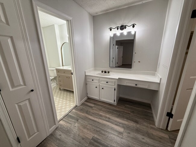 Building Photo - Luxury 4 Bed Home with Bonus Rooms and Pool