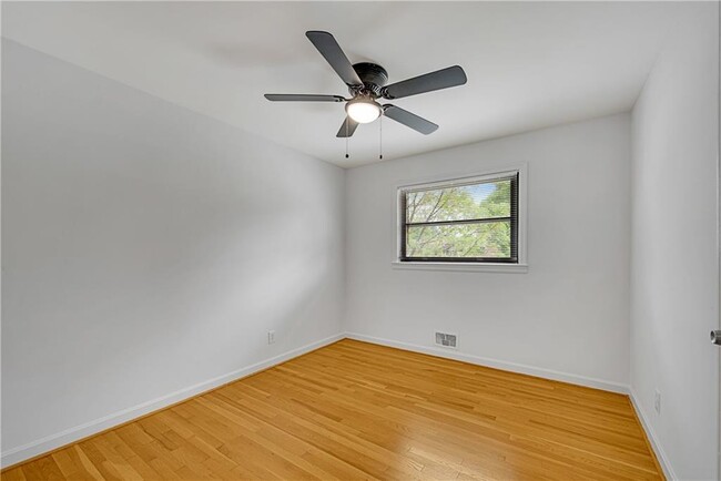 Building Photo - 718 Birchwood Ln SW