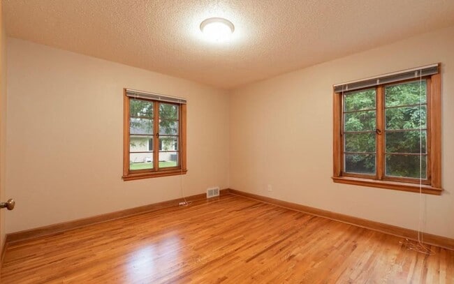 Building Photo - Spacious 4 bedroom 2 bathroom stand alone pet friendly home, with attached garage