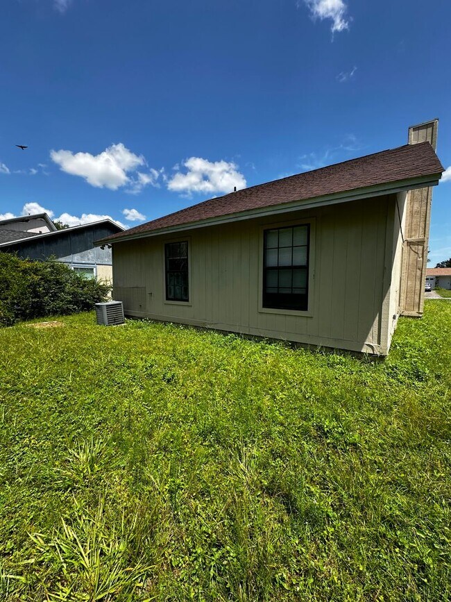Building Photo - First 2 weeks free for approved applicant.   2 Bedroom home with garage. Great Area and Location!