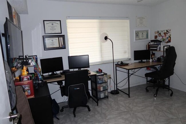 Building Photo - 9470 Tangerine Pl