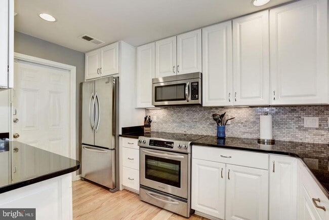 Building Photo - 12085 Trumbull Way