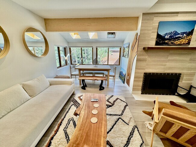 Building Photo - 910 W Hallam St