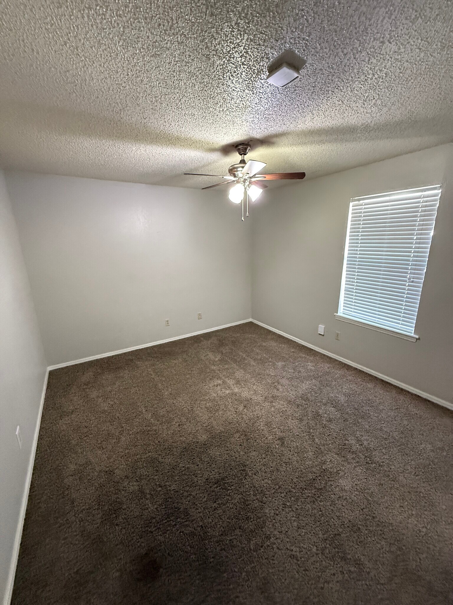 Building Photo - 826 Hardy Springs Cir