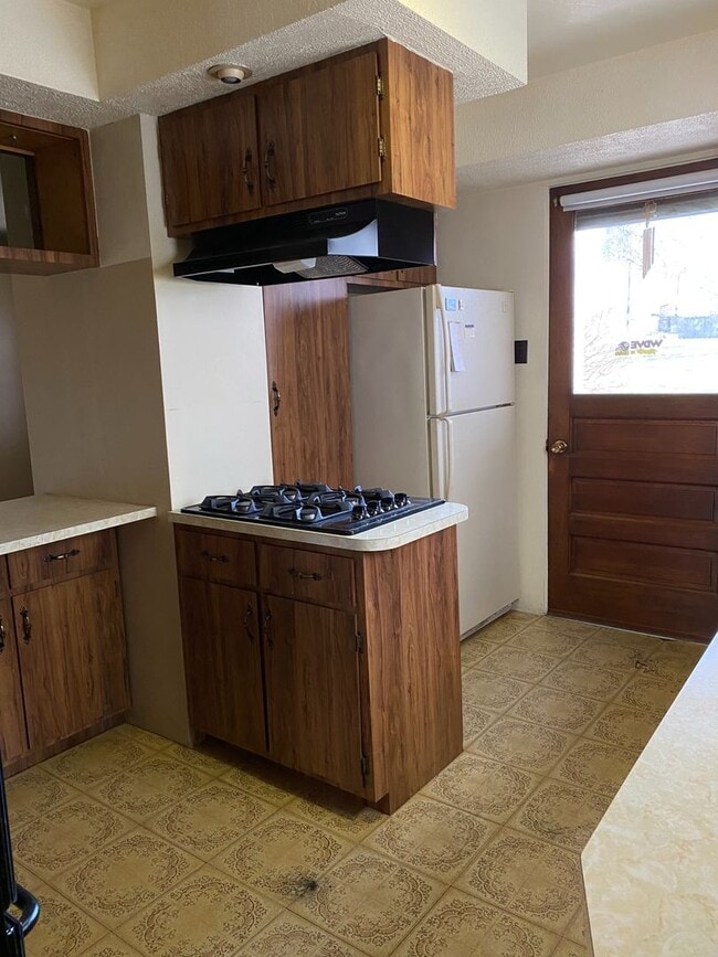 Building Photo - AVAILABLE November - Spacious 2+ Bedroom H...