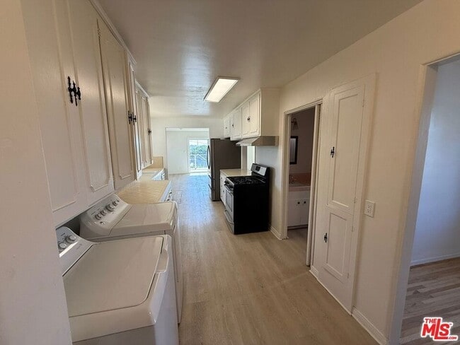 Building Photo - 3237 Midvale Ave