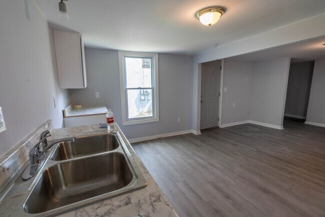 Building Photo - 326 Maple St