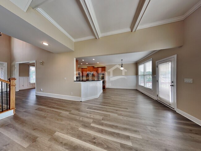 Building Photo - 333 Silver Top Dr SE