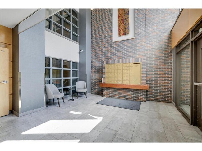 Building Photo - 2565 Franklin Ave