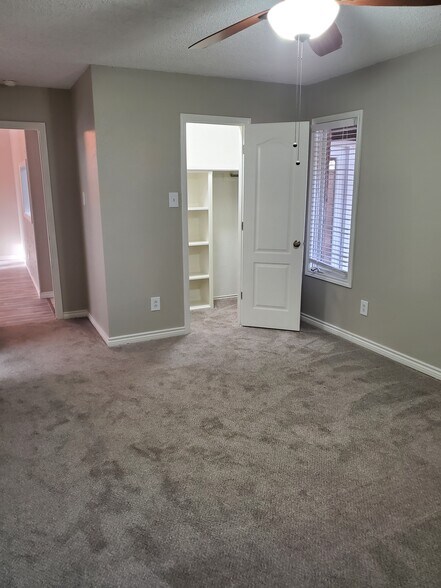 Master and closet - 106 N Troy Ave