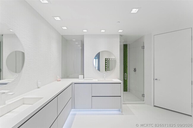 Building Photo - 5959 Collins Ave