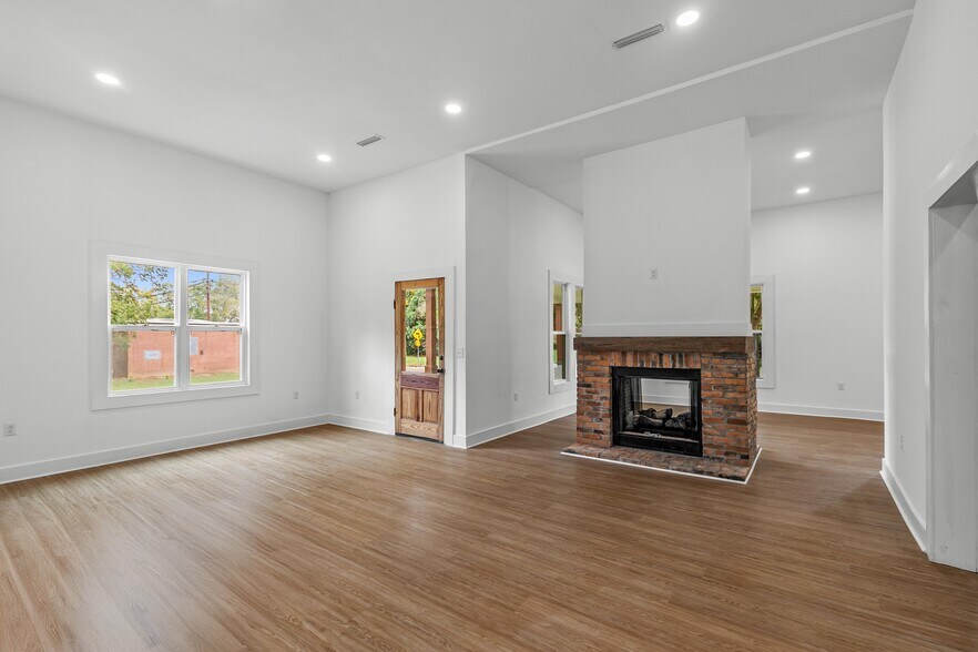 Building Photo - 142 S Broad St