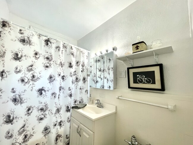 Building Photo - 6653 Berthold Ave