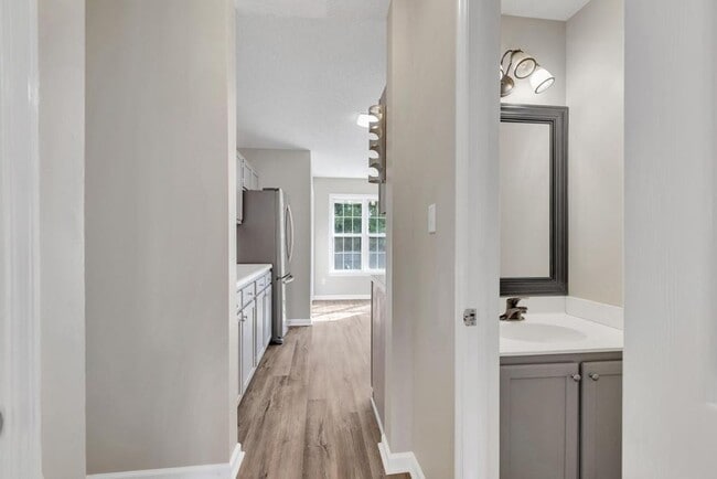 Building Photo - Spacious 4BR/2.5 Bath in the Jacksonville Commons Area