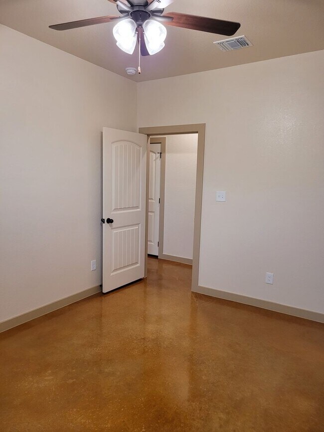 Building Photo - 1909-B Caspian Trail - Move in Ready!