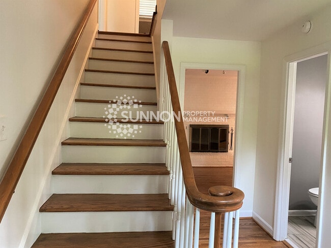 Building Photo - Charming 3 bed, 2.5 bath