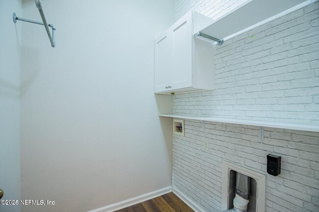 Building Photo - 721 Crystal Way