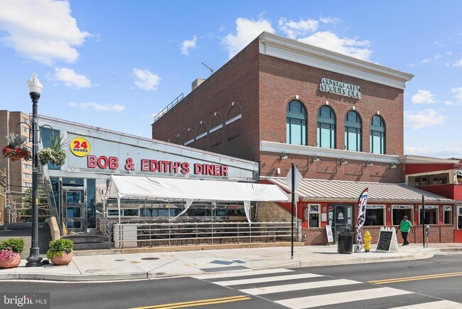 Building Photo - 2206 S Fern St