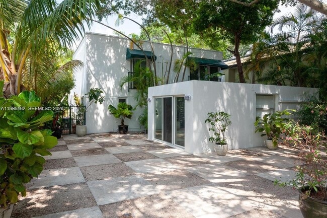 Building Photo - 2848 SW 22nd Ave