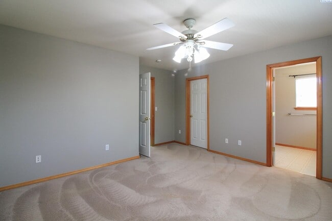Building Photo - 4 Bed/3 Bath South Richland Home