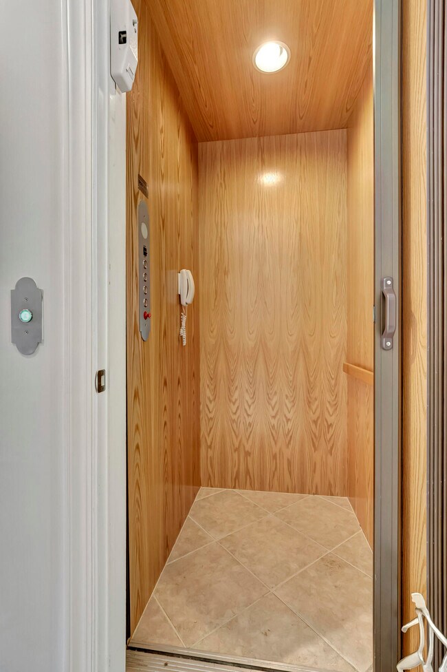 Building Photo - 5585 NE Trieste Way