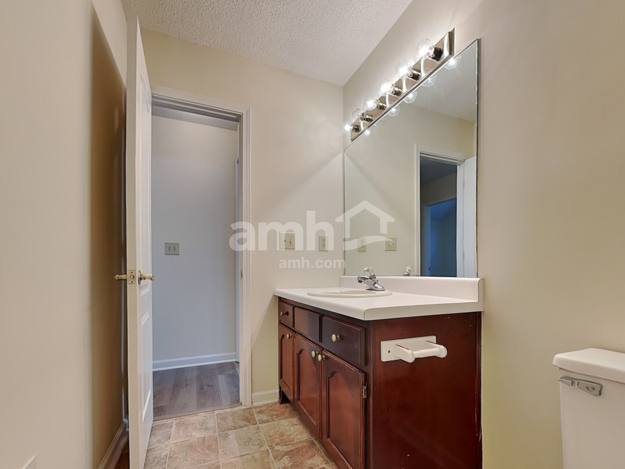 Building Photo - 401 Streamview Ln