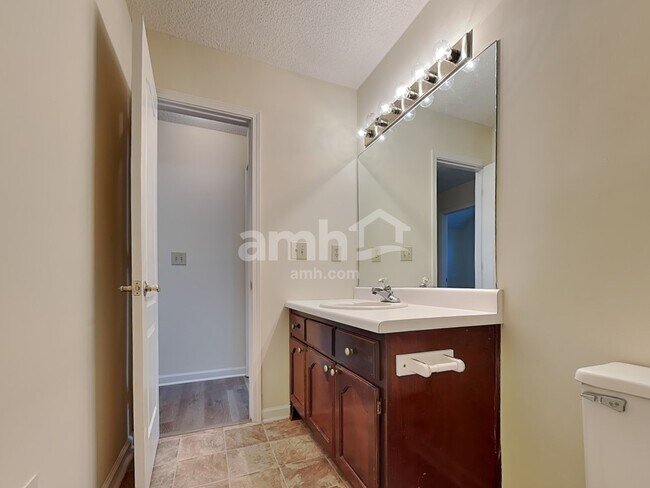 Building Photo - 401 Streamview Ln