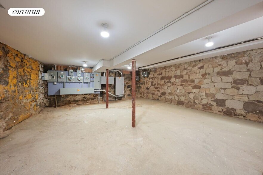 Building Photo - 240 N 7th St