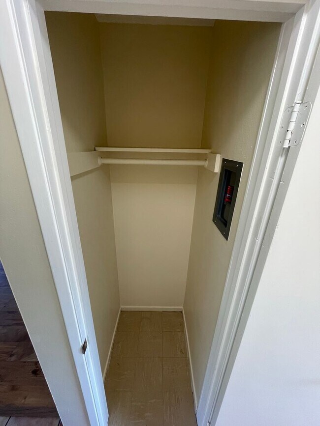 Building Photo - Bright 2 Bedroom Unit with Patio