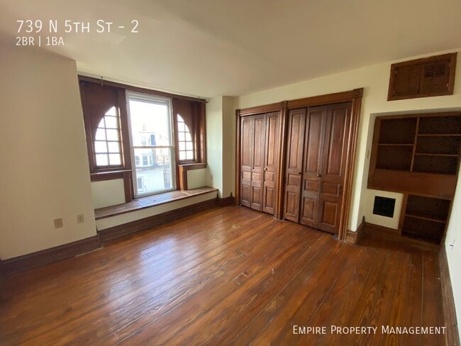 Building Photo - 2nd Floor: 2 Bedroom/1 Bathroom Apartment ...