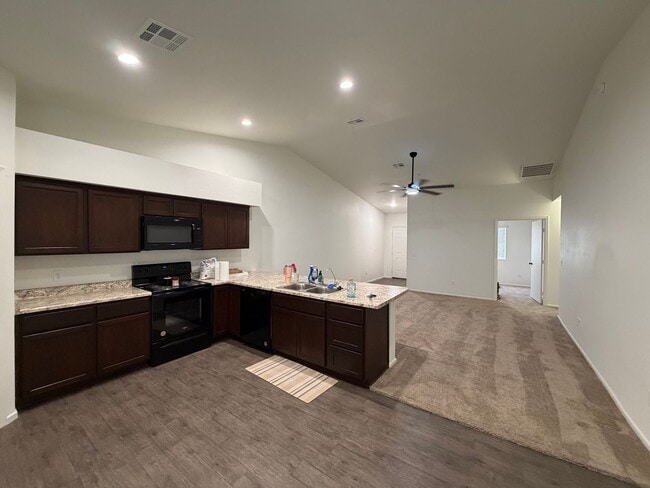 Building Photo - 3 BEDROOM HOME IN DESERT SKY!