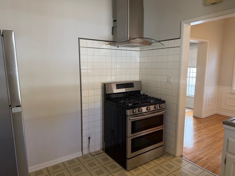 Kitchen - 1068 S Orange Grove Ave